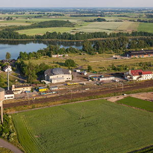 Laskowice, stacja kolejowa z dawna nastawnia. EU, Pl, Kujawsko-Pomorskie. Lotnicze.